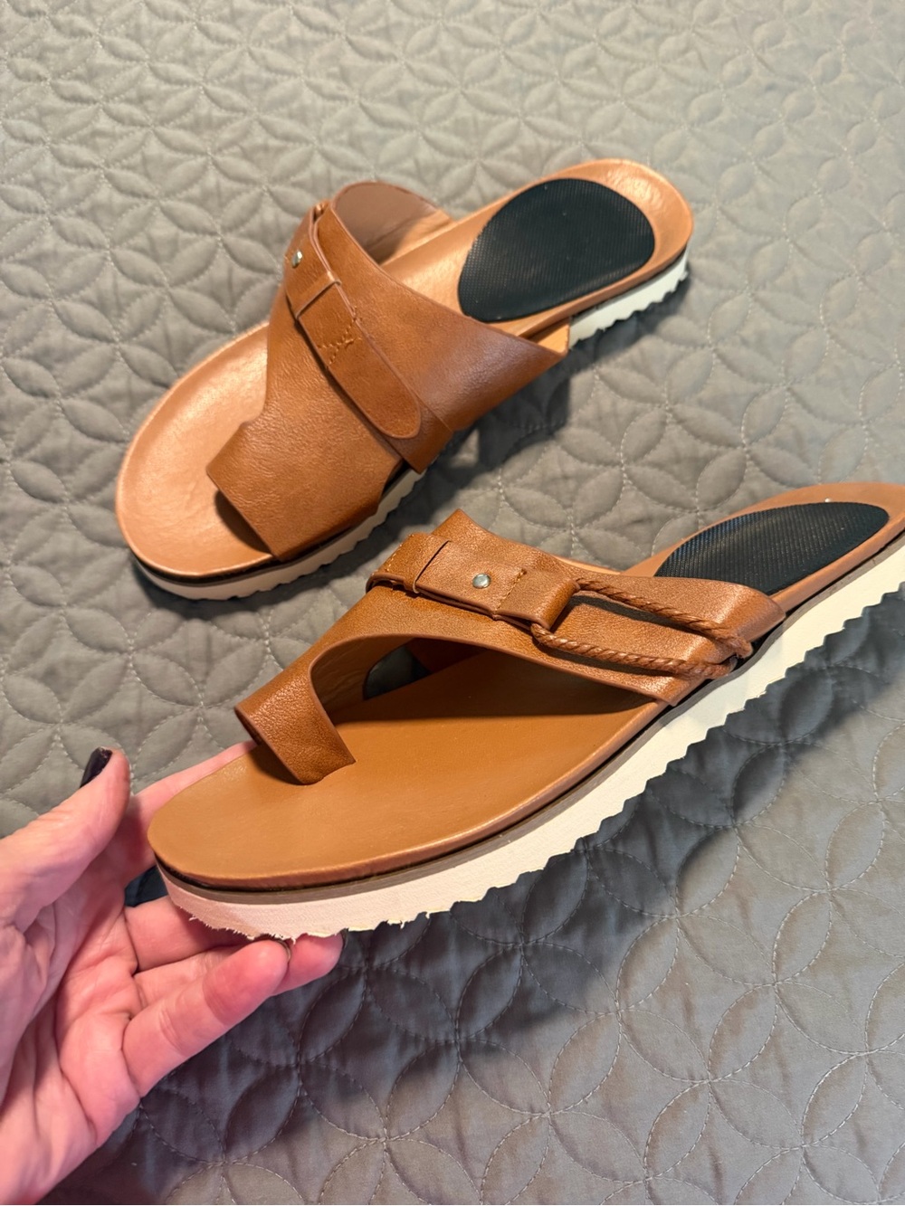 Sz 10 Women’s Tan Slide Sandals w/ Toe Loop. Added non skid pad. MUST BE BUNDLED